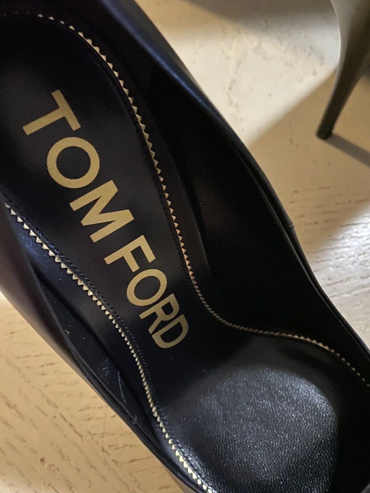 NIB $1150 TOM FORD Women’s Metallic Cap-Toe Logo Pumps Shoes Black/Gold 8/38 Eu