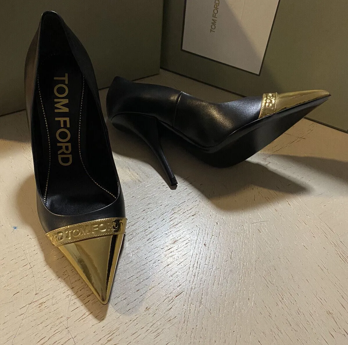 NIB $1150 TOM FORD Women’s Metallic Cap-Toe Logo Pumps Shoes Black/Gold 8/38 Eu