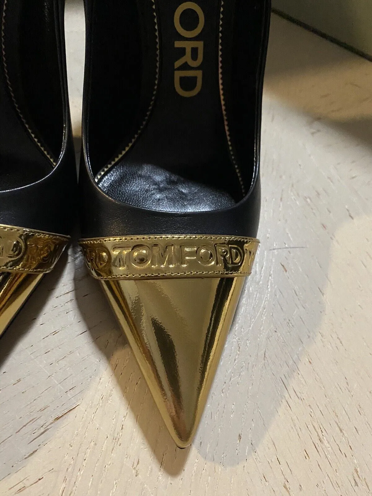 NIB $1150 TOM FORD Women’s Metallic Cap-Toe Logo Pumps Shoes Black/Gold 8/38 Eu